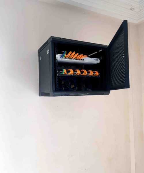 Pose d'armoire et d'équipements informatiques